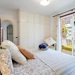 Laban Crab Island Daire *